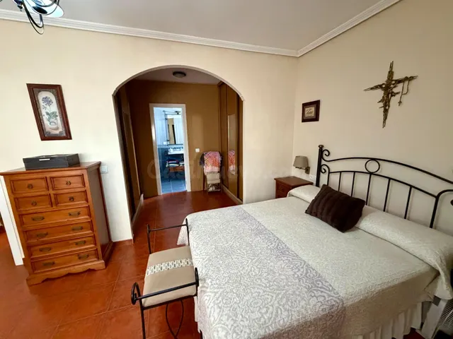 Chalet pareado tipo tríplex de 266 m2 con 4 dormitorios, terrazas, garaje y bodega en Aguadulce Sur — 28