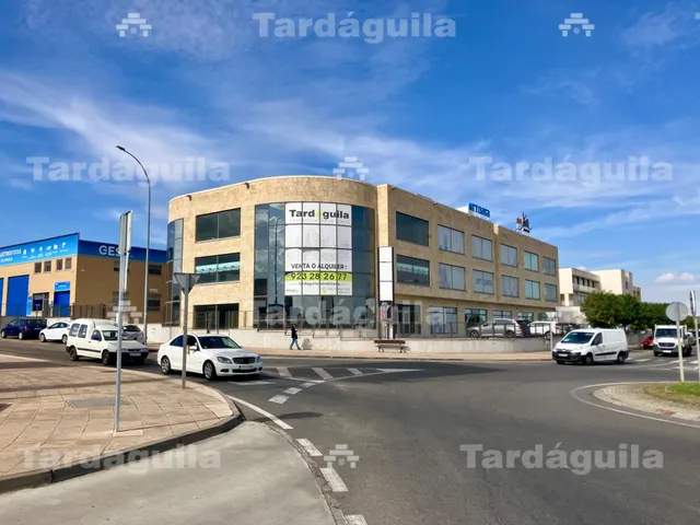 VENTA O ALQUILER DE 1.000 M2 DE LOCAL COMERCIAL EN POLÍGONO MONTALVO III. — 16