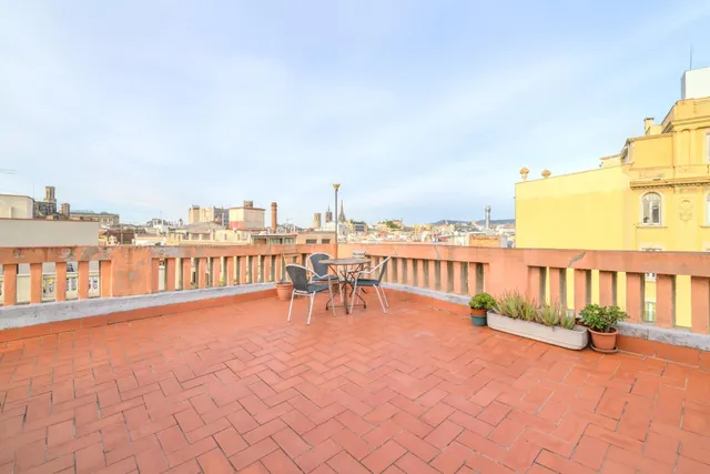 Espectacular vivienda esquinera con siete balcones frente al Mercat del Born — 40