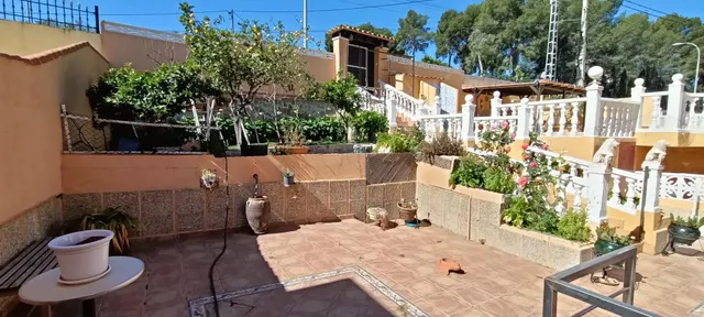 Gran chalet independiente de 3 plantas con dos viviendas y piscina — 16