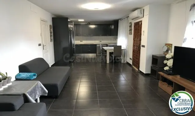 Encantadora Casa Renovada en Urbanización Tranquila de Roses - foto 4
