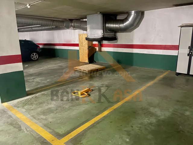 ¡Olvídate de buscar aparcamiento! Plaza de garaje de 14m2 út - foto 3