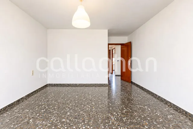 Piso con gran potencial de reforma en ruzafa – 4 habitaciones y 2 balcones — 28