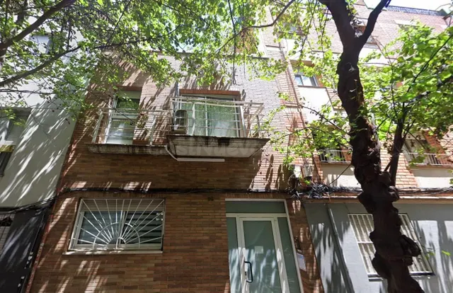 Se vende piso ALQUILADO en Calle Mare De Deu De Lorda de Barcelona (Barcelona). — 2
