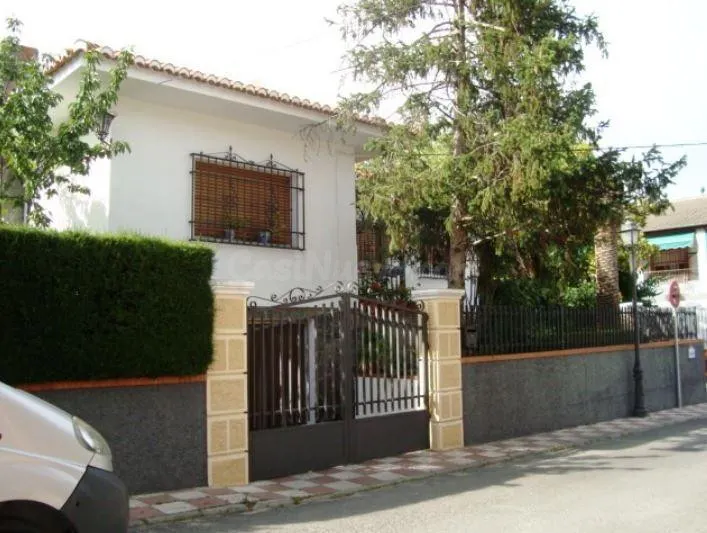 Venta de Chalet Sin Posesión en la localidad de La Zubia