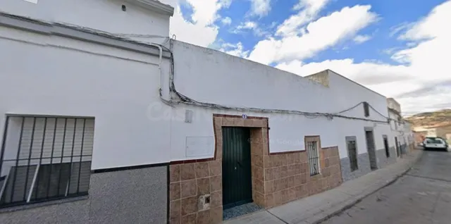 Se vende Casa Adosada OKUPADA en Garrotera 45 Zafra, (Badajo