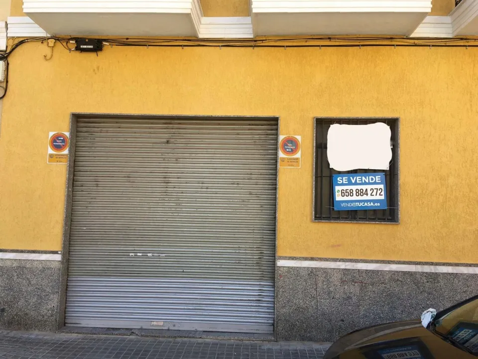 plaza de garaje super amplia ideal para 4 coches y sobra espacio.