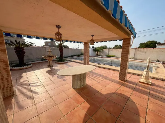 Chalet con piscina y amplias estancias en El Chaparral — 11