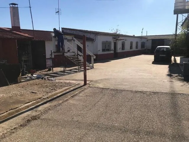HIPOTECABLE - GRAN PARCELA CON 2 CASAS, VARIAS NAVES, UNA PA - foto 4