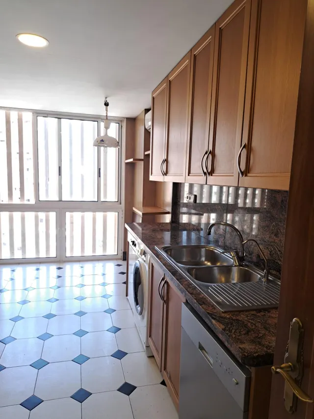 Amplio piso con 4 dormitorios y vistas al mar y Benidorm en zona Levante. — 13