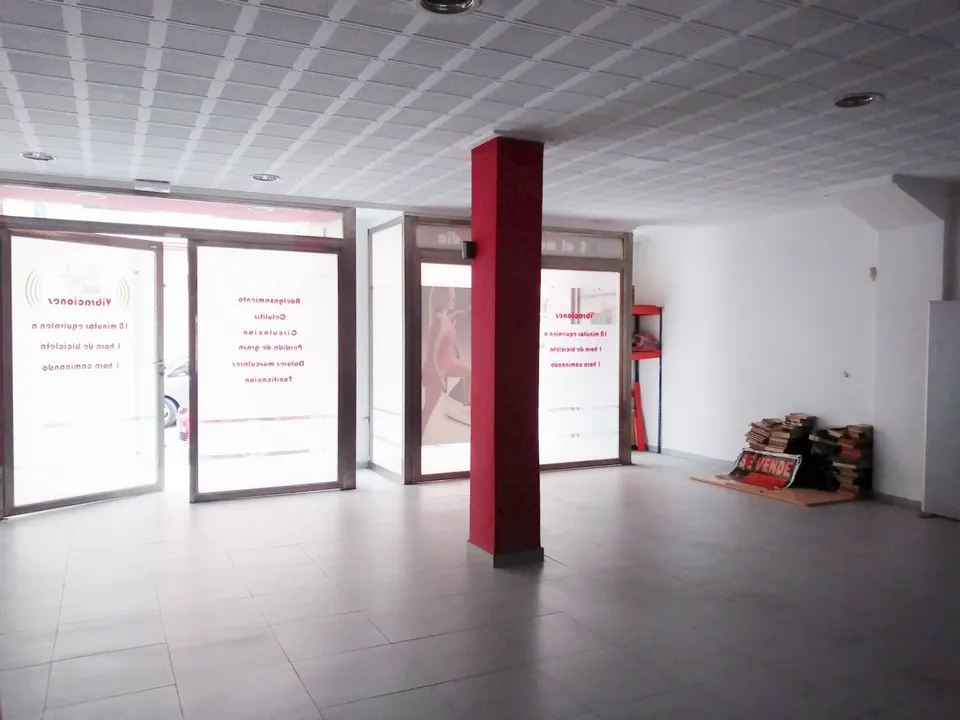 Local comercial de amplias dimensiones con ventanales de acero en zona Miguel Hernández de Alacuás