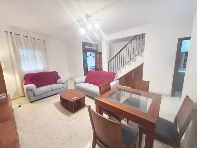 Casa adosada de dos plantas con patio en zona la fontanilla — 10