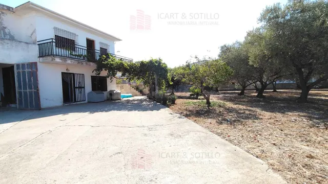 Espectacular chalet independiente con piscina y gran parcela - foto 3