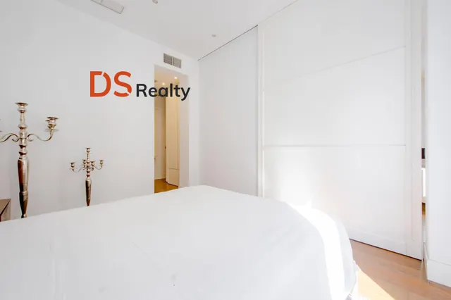 Ds realty presenta | vivienda exterior con tres balcones y terraza frente al templo de debod — 26