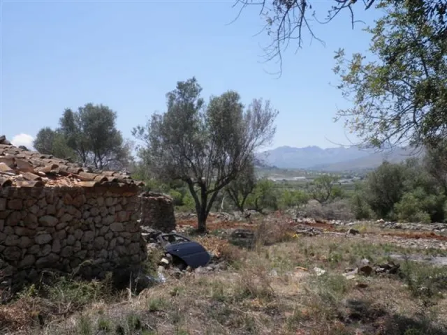 Parcela Rústica apta para la construcción de una vivienda unifamiliar en 2 plantas — 4