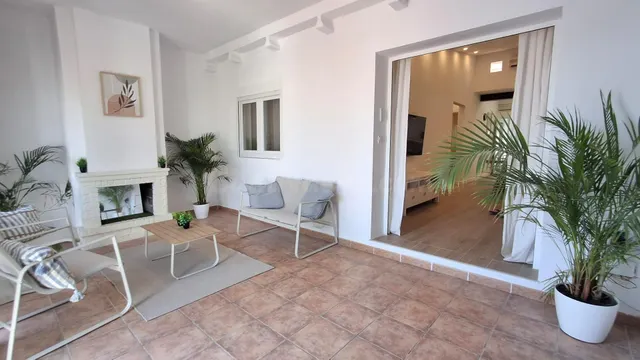 Una vivienda reformada con excelentes espacios exteriores, solárium privado y vistas al mar — 11