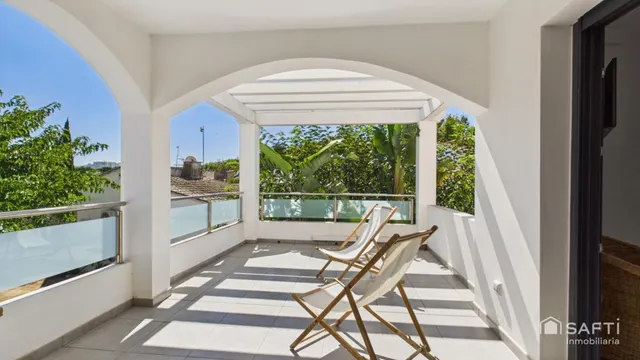 Casa moderna con cuatro habitaciones, piscina y garaje — 31