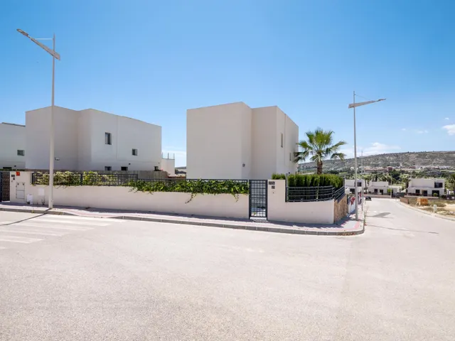 Villa de diseño moderno con vistas al golf — 32