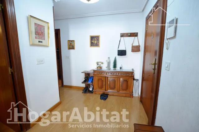 ALTO, AMPLIO Y EXTERIOR CON GARAJE Y BALCÓN, CERCA DE LA AV DE ALCOY — 42