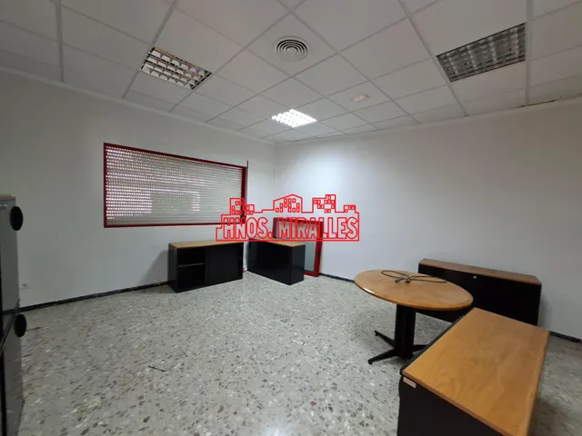 ¡¡ GRAN EDIFICIO EN ALQUILER CON 14 DESPACHOS, A 5 MINUTOS DEL AEROPUERTO !! — 25