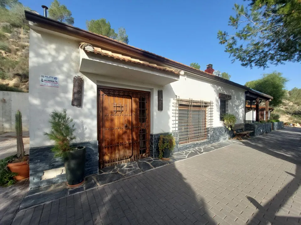 Casa con terreno en zona del Garruchal