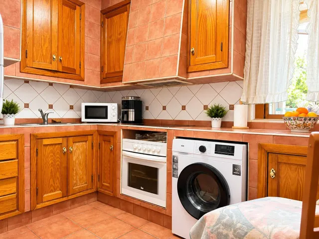 Casa con cochera y gran azotea con espectaculares vistas - foto 2