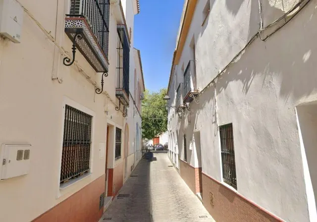 SE VENDE CASA OKUPADA en Calle CORONILLA Nº 18 Utrera (Sevil