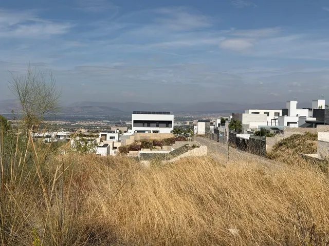 Terreno urbano en venta en La Zubia, en esquina. — 9