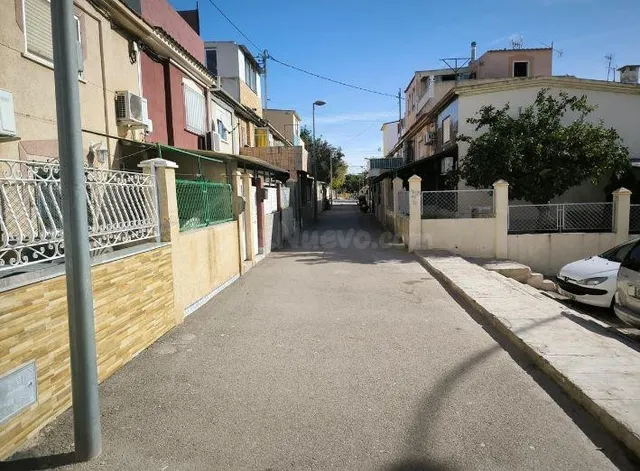 SE VENDE casa adosada OKUPA en C Alc.Conesa Balanza-V.Cari 1 - foto 2