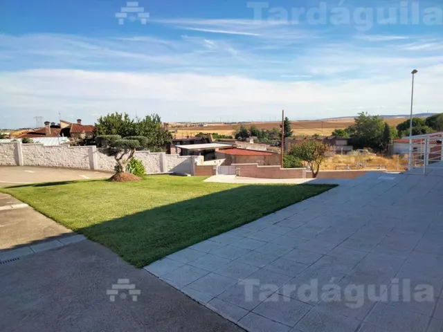 CHALET  INDEPENDIENTE EN URBANIZACION DE VILLAMAYOR — 27
