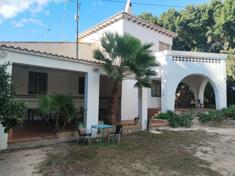 Chalet independiente esquina  en avenida Denia