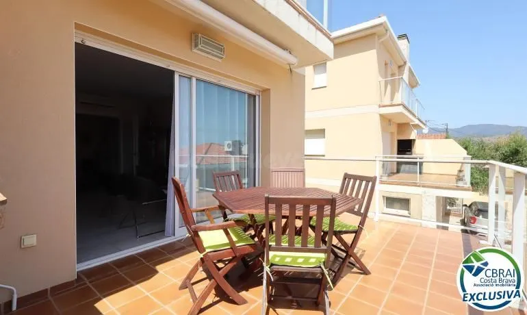 A solo 300 metros del mar: hogar con encanto en La Farella