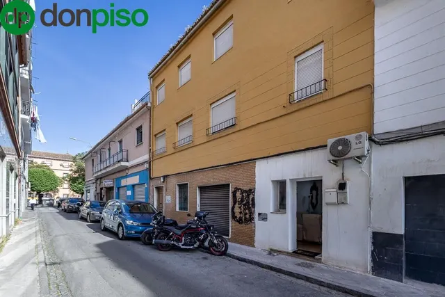 Local adaptado a vivienda en el Zaidin. — 17