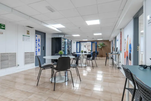Venta de amplio y funcional local en zona inmejorable (avda. madrid) - Granada — 42