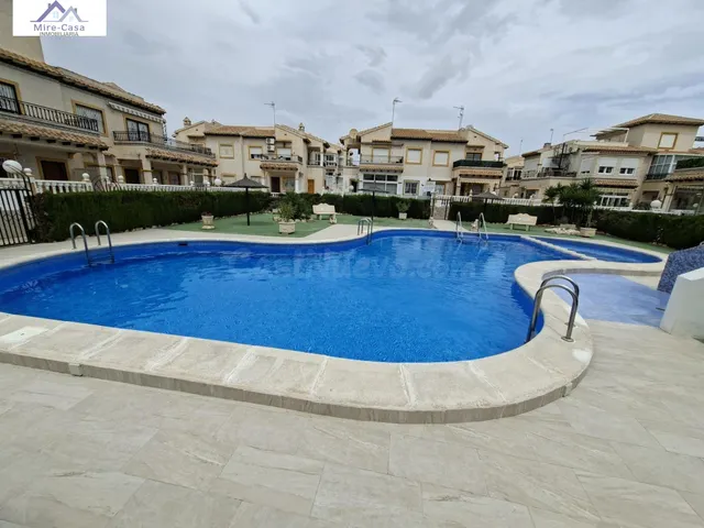 SE VENDE MAGNIFICO BUNGALOW, CON SOLARIUM Y PISCINA COMUNITA