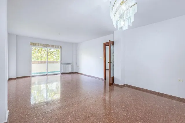 Piso con plaza de garaje cerrada junto a La Inmaculada, frente al río Genil. — 6