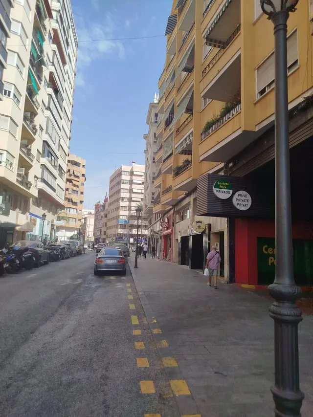 Oportunidad de Inversión: Parking en el Centro Tradicional de Alicante por solo €33,000 — 11