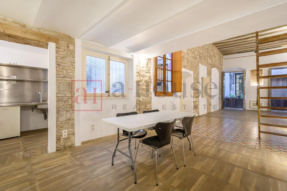 Piso con 2 lofts independientes con balcon baños cada uno y una excelente ubicación en el gòtico
