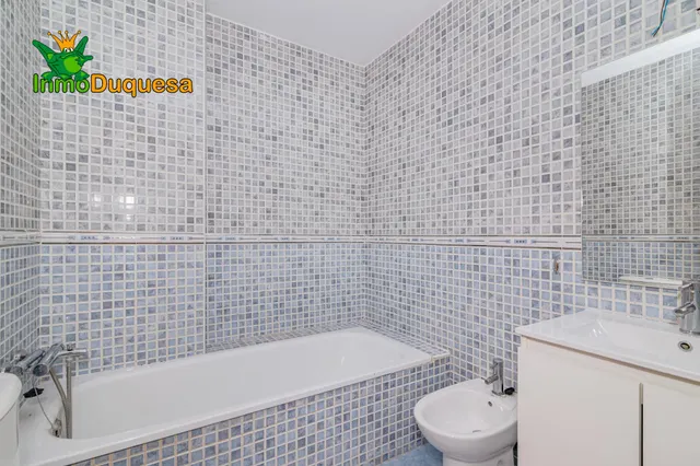 Casa adosada CASI A ESTRENAR en Belicena. Con 4 dormitorios. — 31