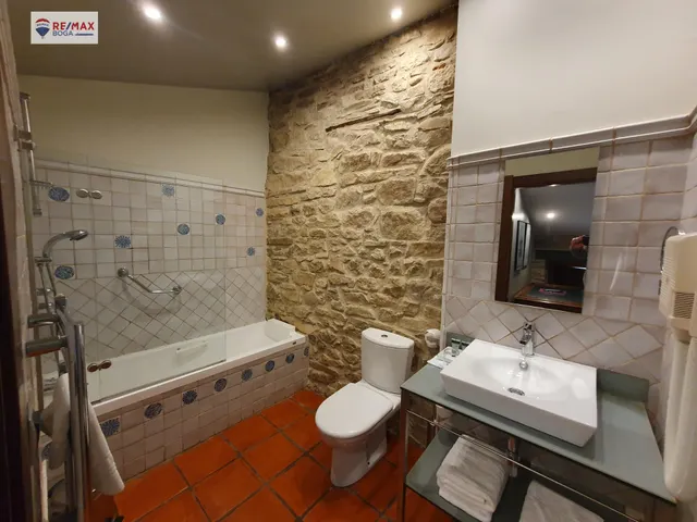 OPORTUNIDAD DE HOTEL EN UN ENTORNO DE ENSUEÑO — 42