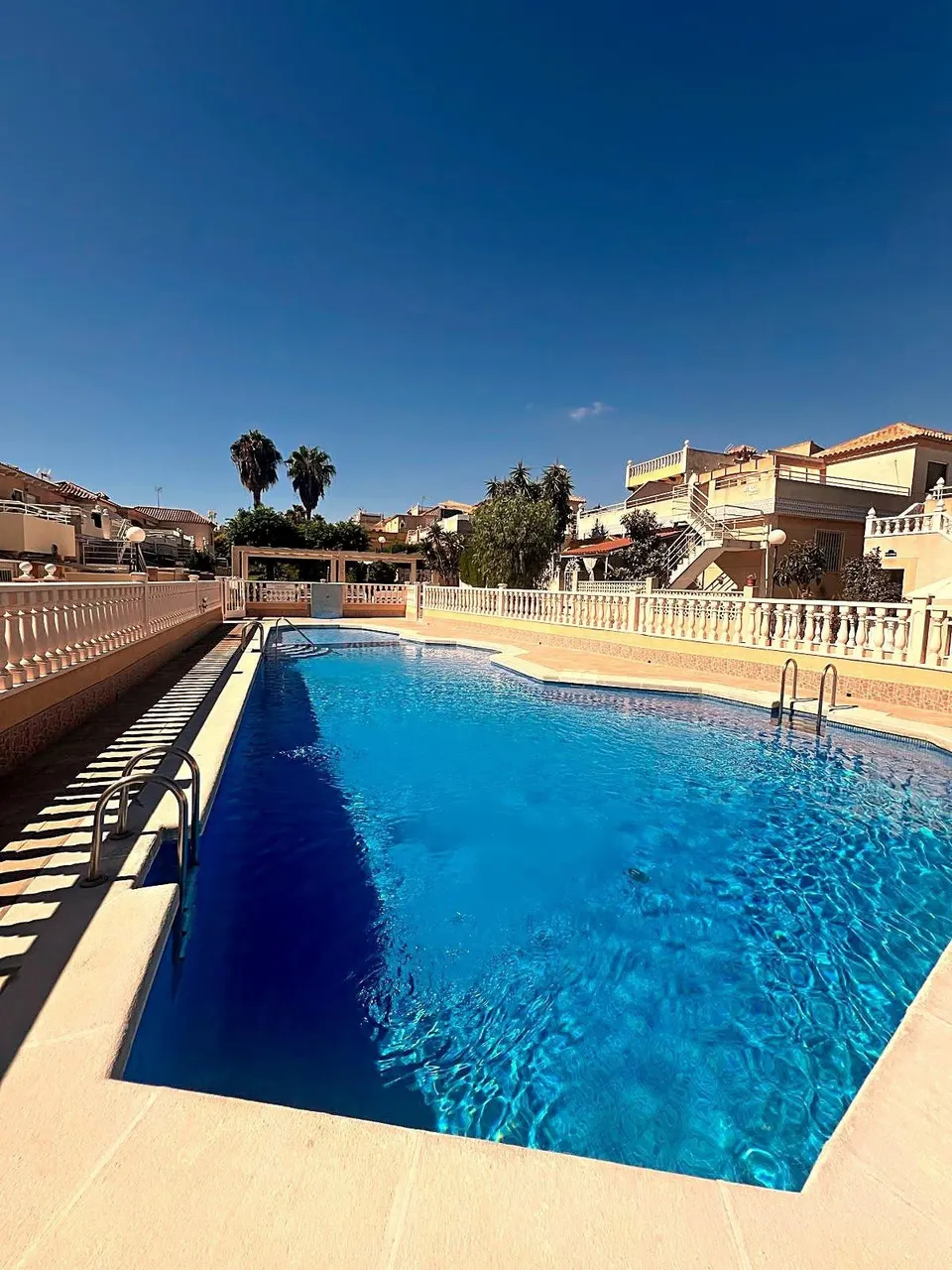 Bungalow con piscina comunitaria, Alicante, Orihuela Costa. 3 habitaciones, 105 m2, 3 kilómetros del mar