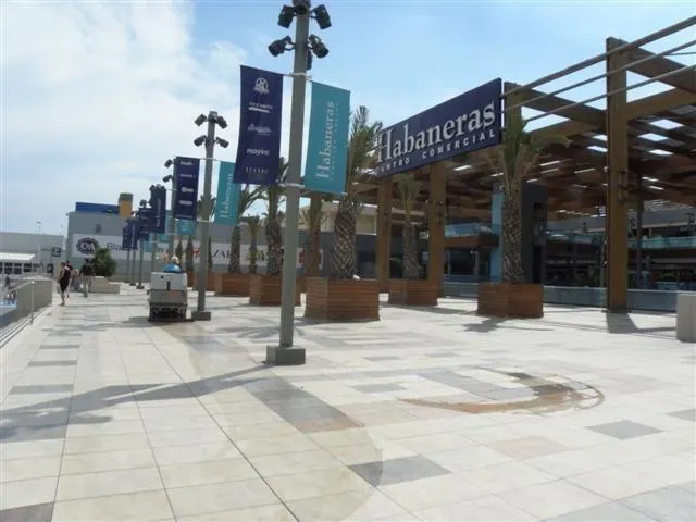 PLANTA BAJA REFORMADA CERCA DE PLAYA DE LOS LOCOS! — 24