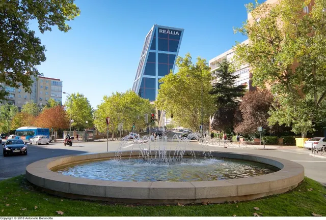 SE VENDE LOCAL EN RENTABILIDAD EN CALLE MAURICIO LEGENDRE 4. — 4