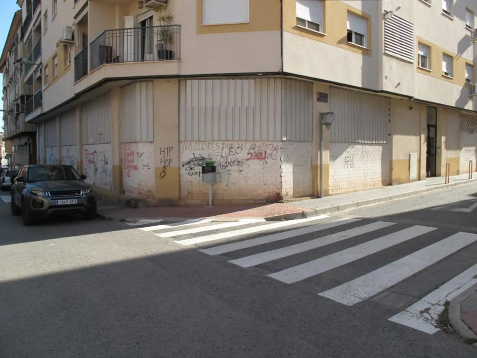 ++se vende local comercial dando a dos calles en esquina en el palmar murcia++ 946m2
