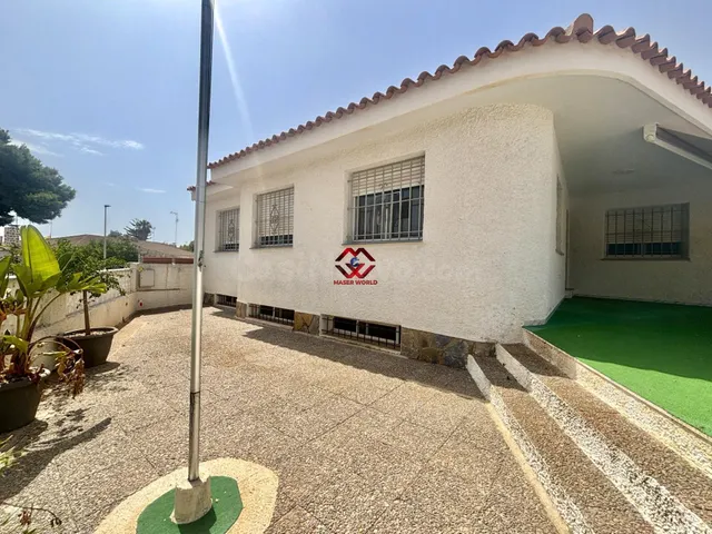 Chalet esquinero con gran sótano y jardín en San Javier — 2