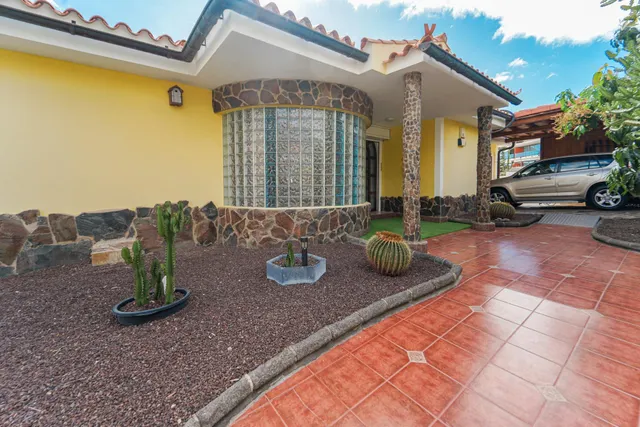 Elegante villa de 4 dormitorios en Arguineguín | Vistas panorámicas al mar, gran parcela y un potencial excepcional! — 13