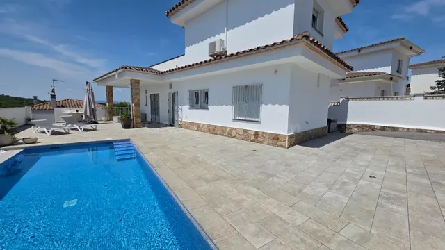 Villa con piscina privada en L'Escala: privacidad, luz y cal - foto 2