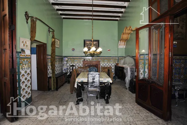 Amplia casa esquinera con terraza y trastero en el centro — 10