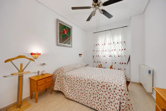 Bungalow de 2 dormitorios y piscina comunitaria en Orihuela  - foto 5