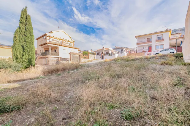 Se vende excelente parcela urbana de 439 m2, está en pendiente, pero  lista para construir, ubicada en una de las zonas residenciales más tranquilas y de mayor crecimiento de Dúrcal. — 9